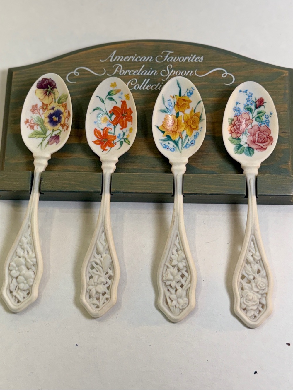 4 Avon Porcelain American Favorites Flower Spoons 1989 Lily Rose Pansy Daffodil - Picture 2 of 7